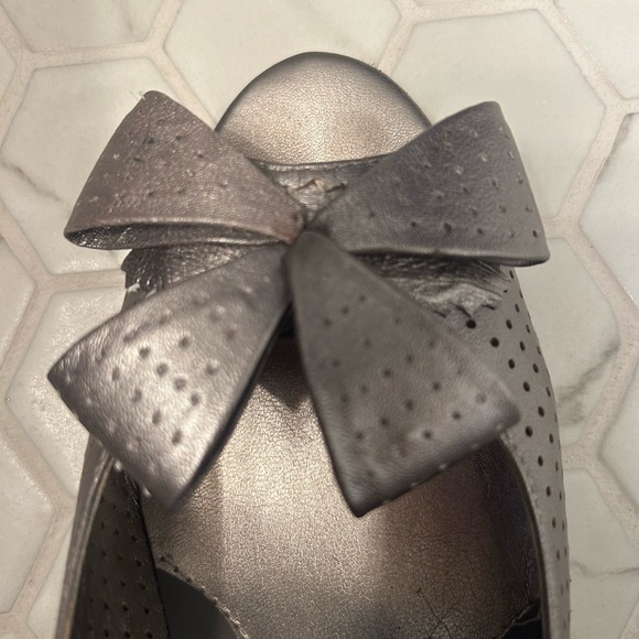 Peak toe silver leather upper Bandolino heels with bow, size 8 - Picture 8 of 8